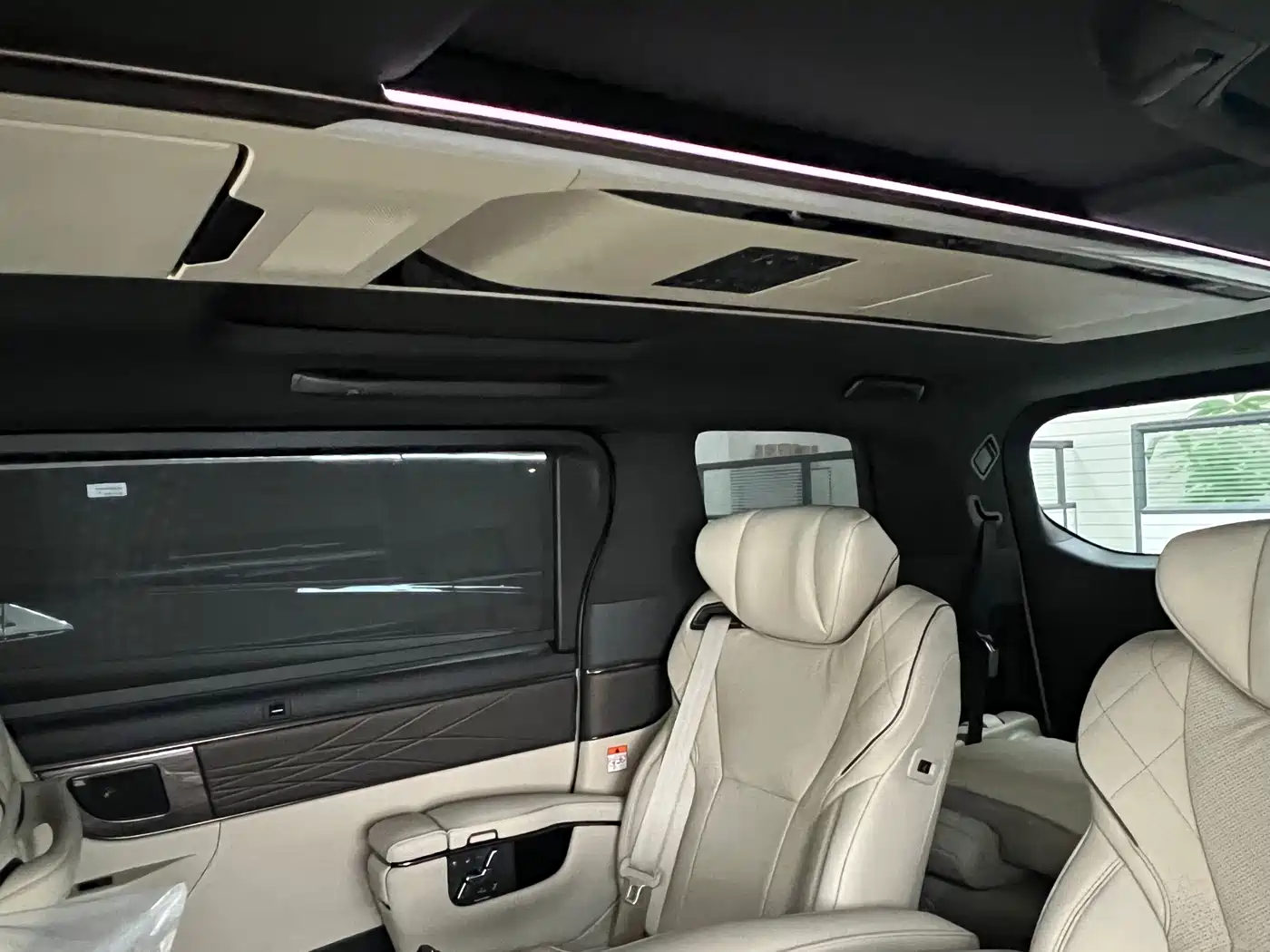 Toyota Alphard 2024 Hybrid 2.5L Ultimate Enjoyment Edition фото 8