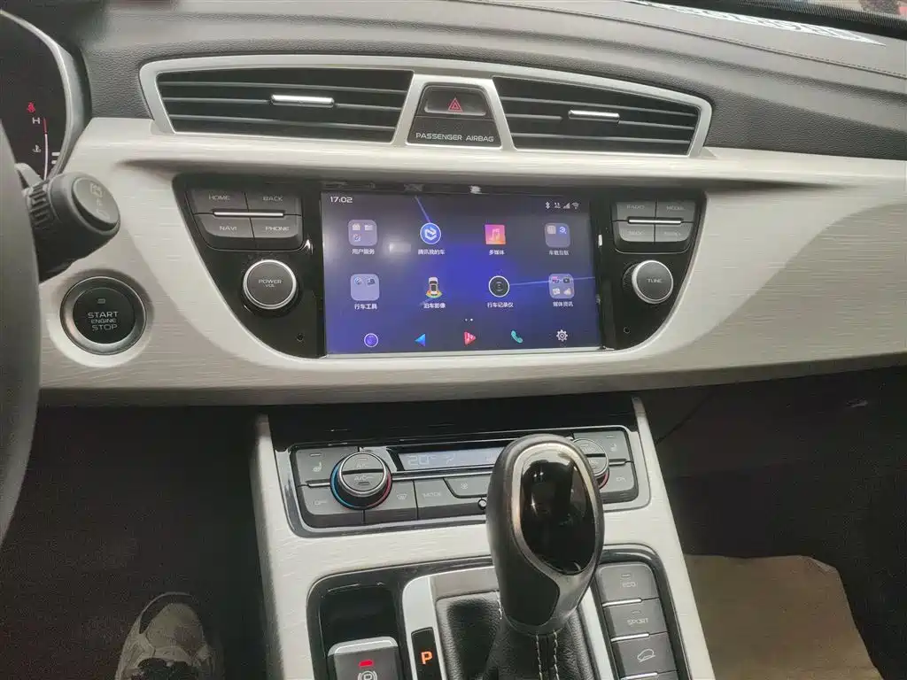 Фото 13 - Geely Atlas