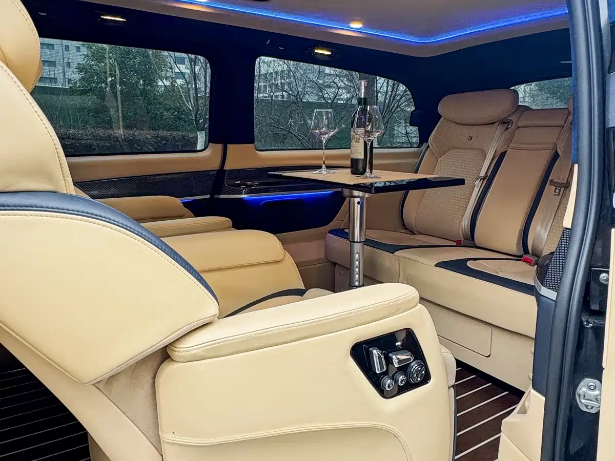 Mercedes-Benz V-Class 2018 V 260 L Premium Long Wheelbase Edition China VI фото 23