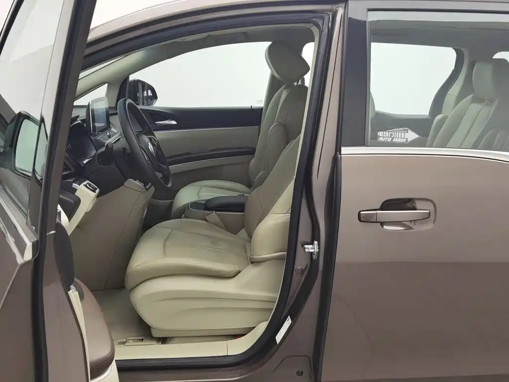Photo 10 - Buick GL8