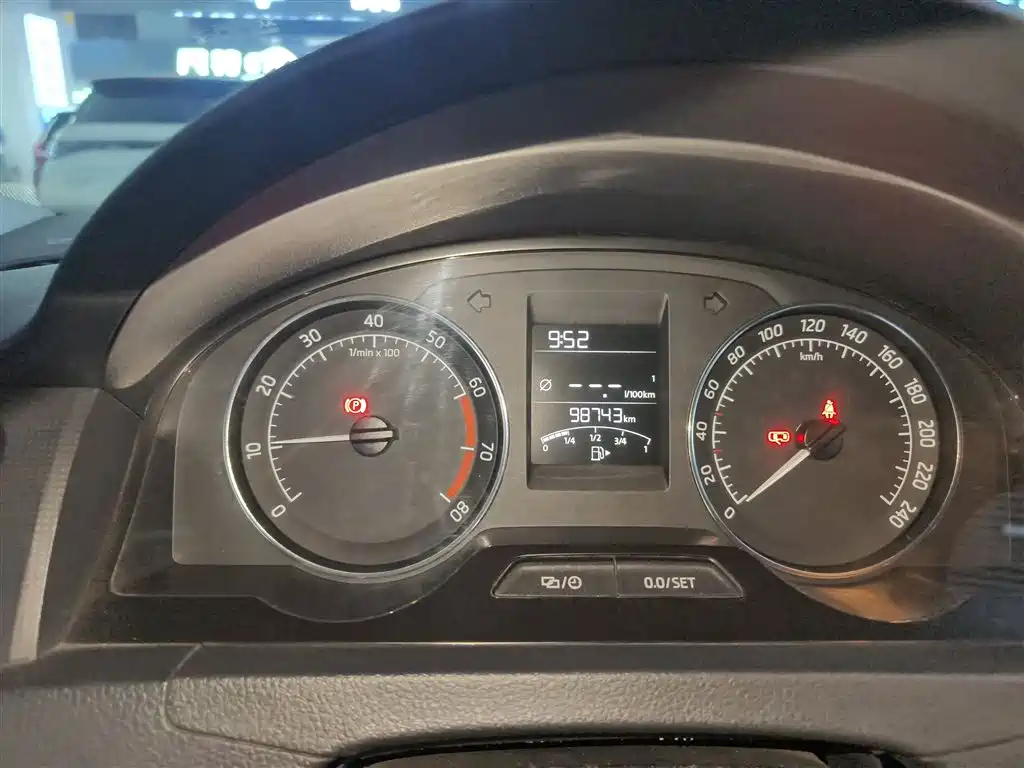 Škoda Skoda Rapid Spaceback 2016 Facelift 1.4L Manual Forward Edition фото 8