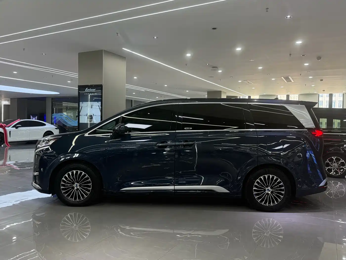 Denza D9 2022 DM-i 970 All-Wheel Drive Honor Edition фото 3