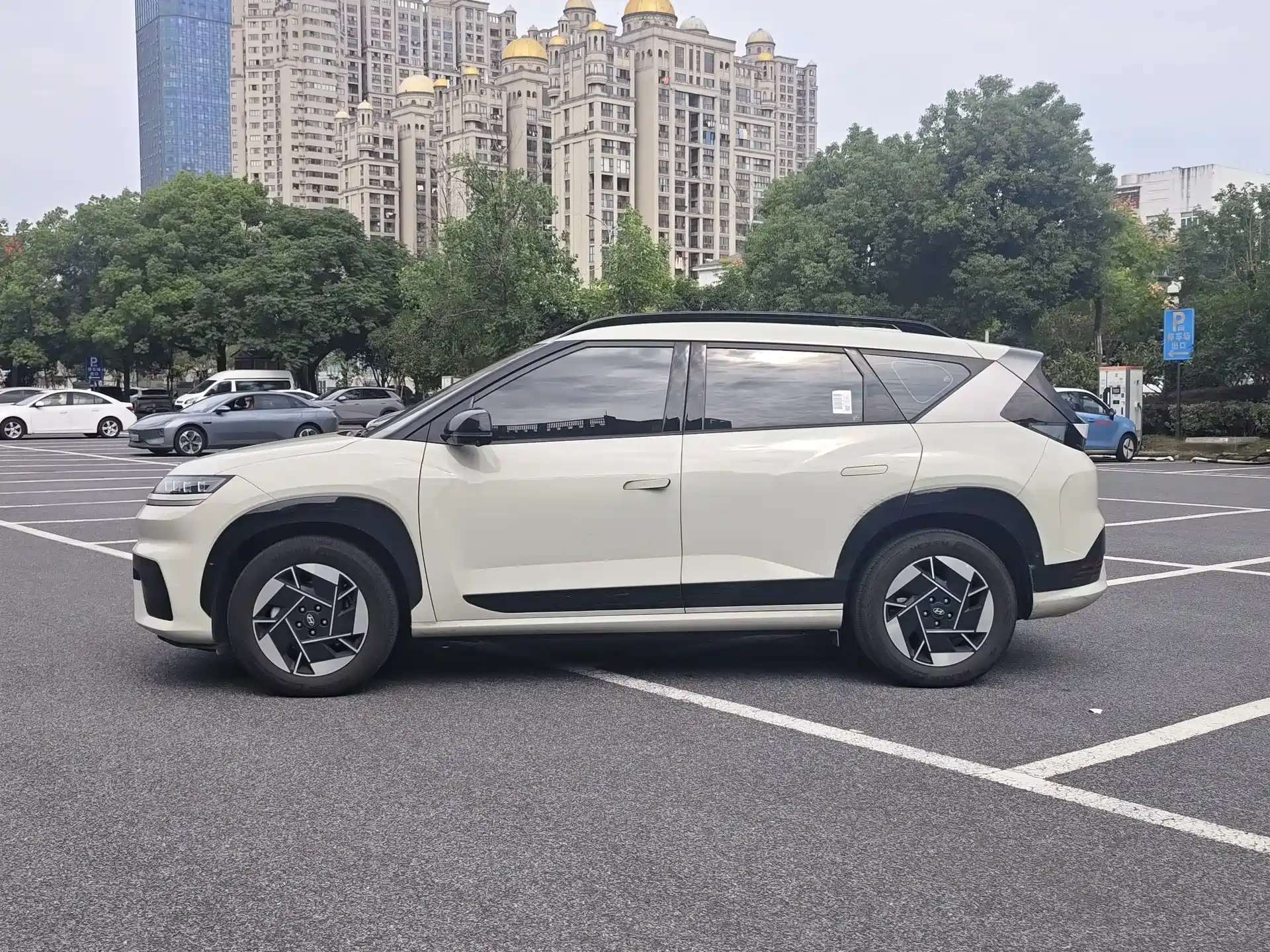 Photo 3 - Hyundai ELEXIO