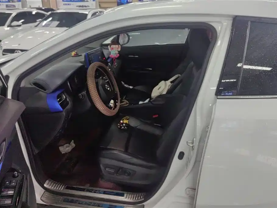 Toyota C-HR 2021 2.0L Luxury Edition фото 9