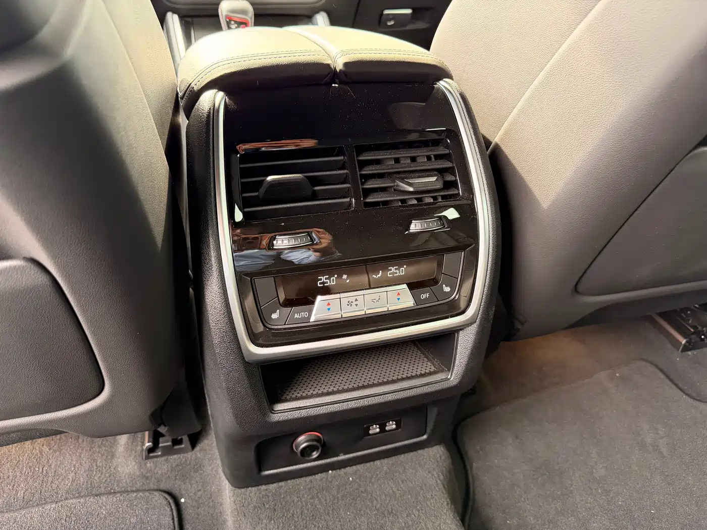 BMW XM 2023 Model Base фото 24
