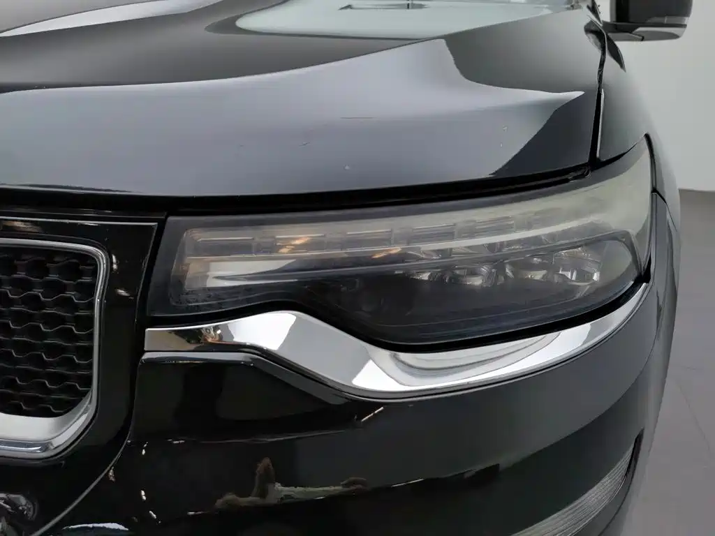 Photo 7 - Jeep Grand Commander