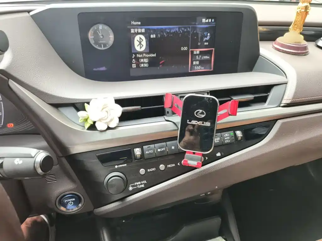 Фото 6 - Lexus ES