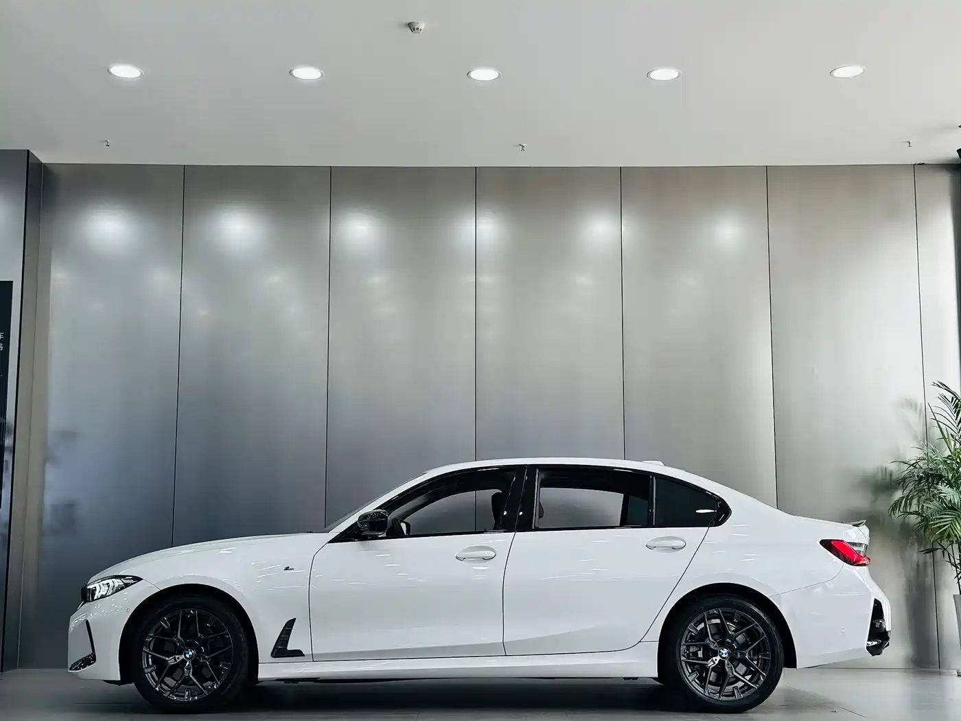 BMW 3 Series 2025 330Li M Sport Night Edition фото 7