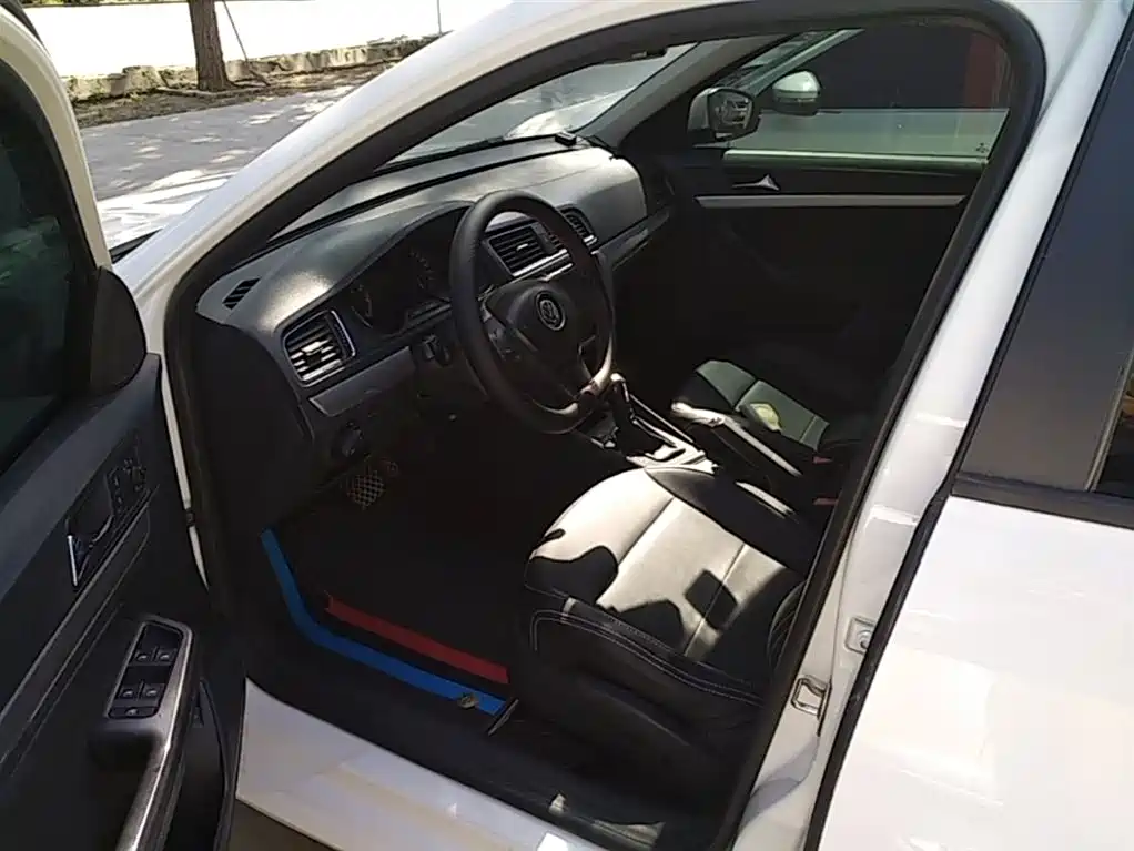 Volkswagen Lavida 2015 1.6L Automatic Trend Edition фото 16
