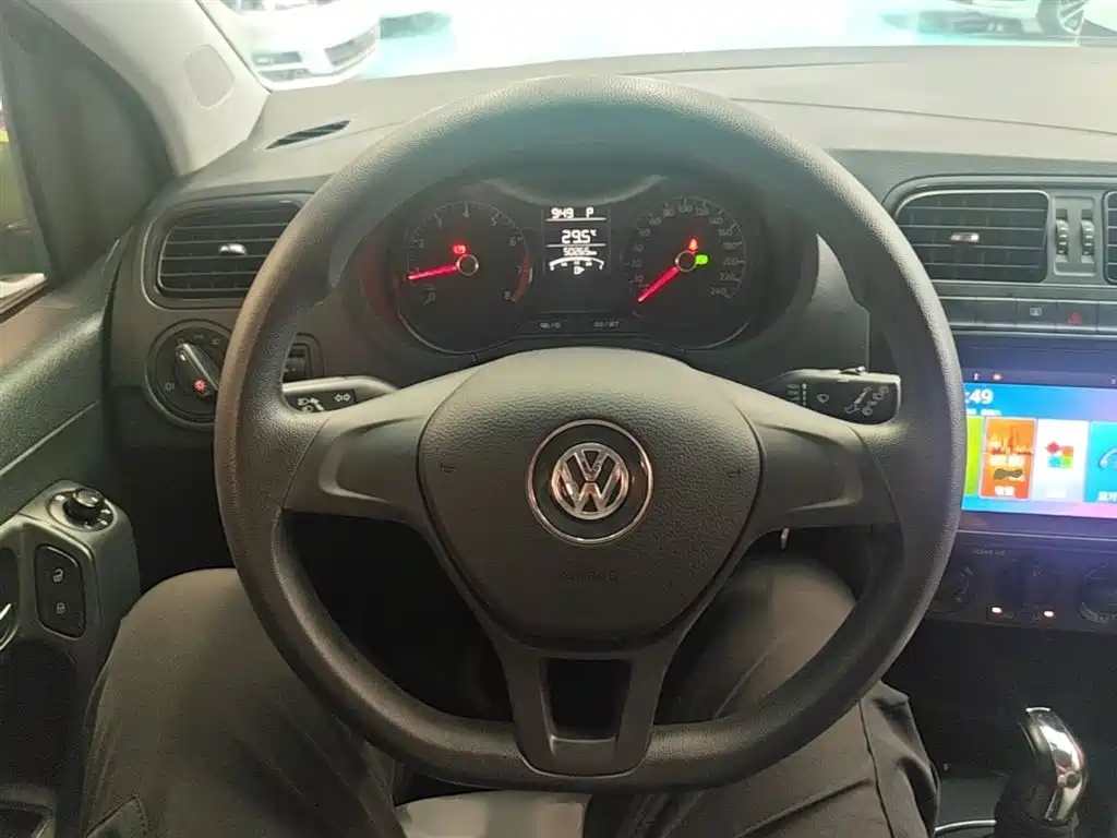 Volkswagen Polo 2016 1.4L Automatic Trend фото 11