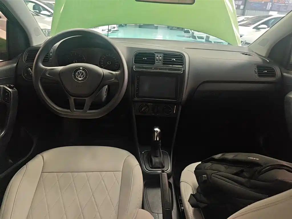 Volkswagen Polo 2016 1.4L Automatic Trend фото 10