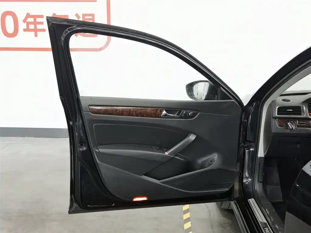 Volkswagen Passat 2011 1.8TSI DSG Royal Edition фото 8