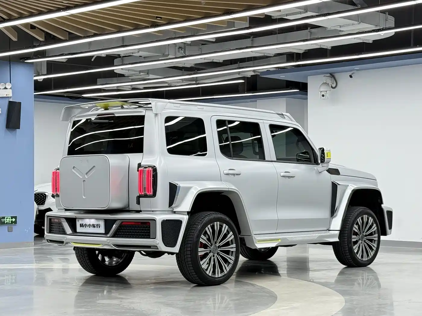 TANK CO CREATION TANK 300