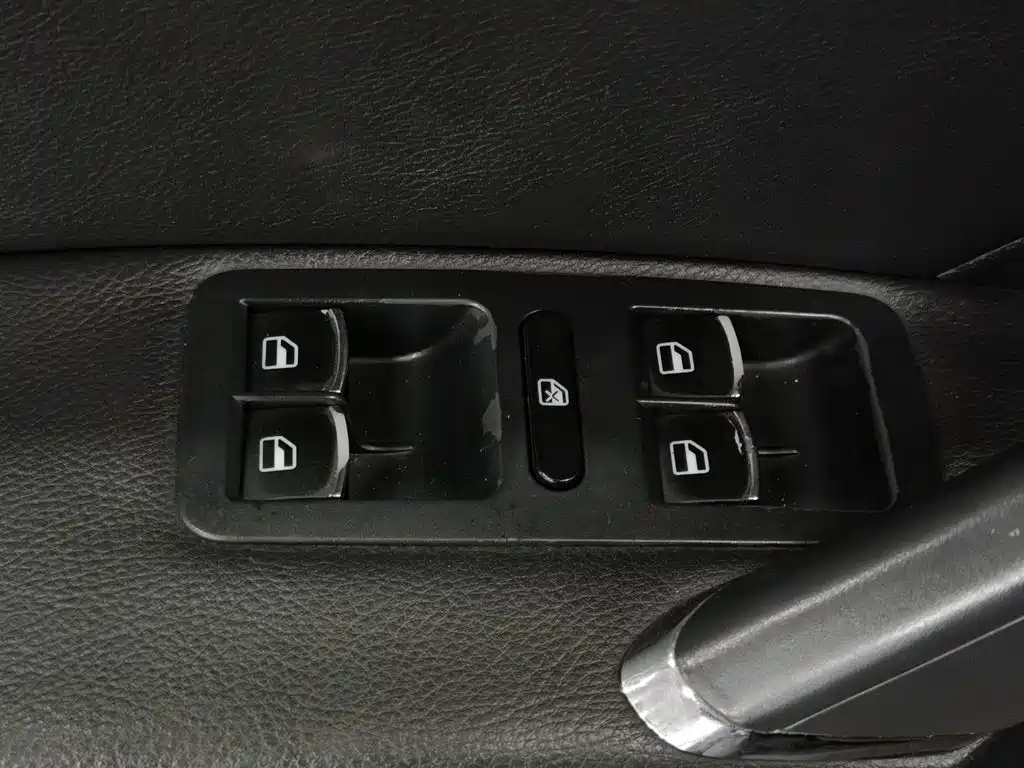 Volkswagen Passat 2011 1.8TSI DSG Royal Edition фото 9