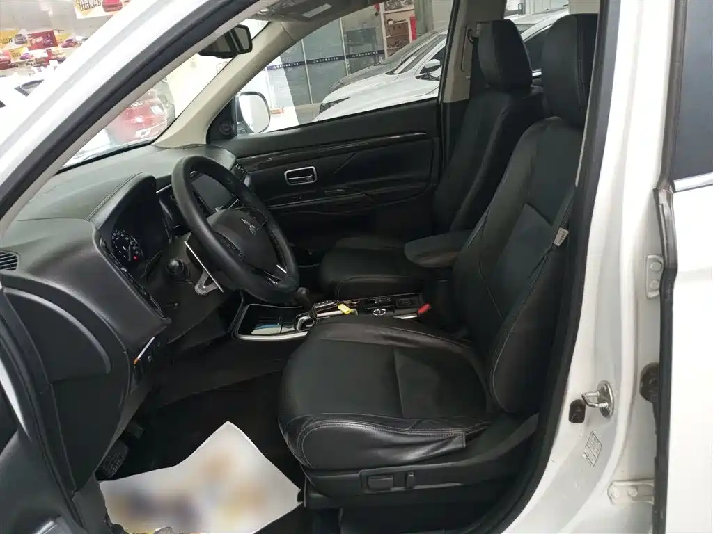MITSUBISHI OUTLANDER