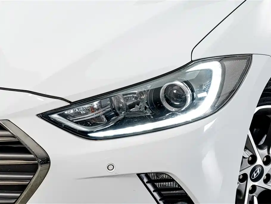 Hyundai Elantra 2016 1.6L Auto Smart·Luxury Edition фото 4