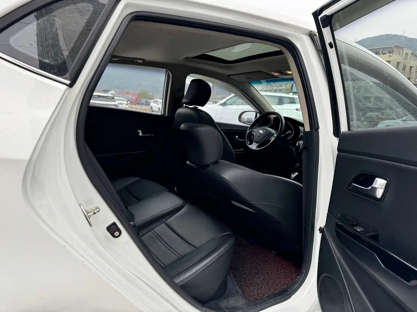 Kia K2 2015 Hatchback 1.6L AT Premium фото 8