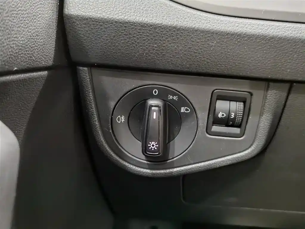 Volkswagen Polo 2019 Plus 1.5L Automatic Panorama Enjoyment Edition фото 21