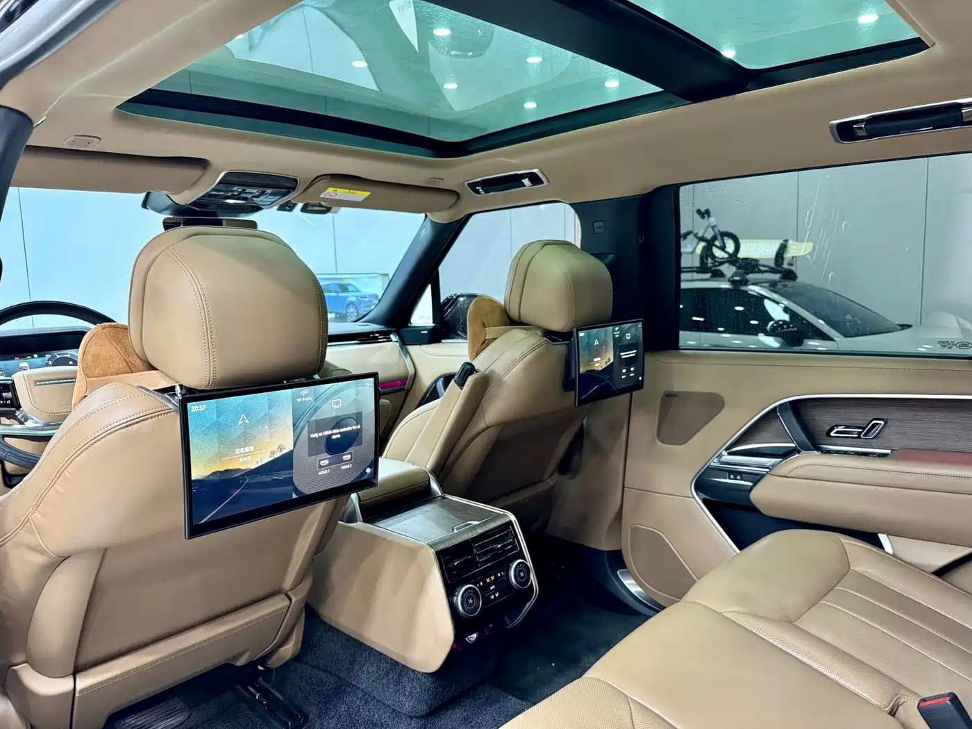 Land Rover Range Rover 2023 3.0 L6 400PS Golden Age Long Wheelbase фото 6