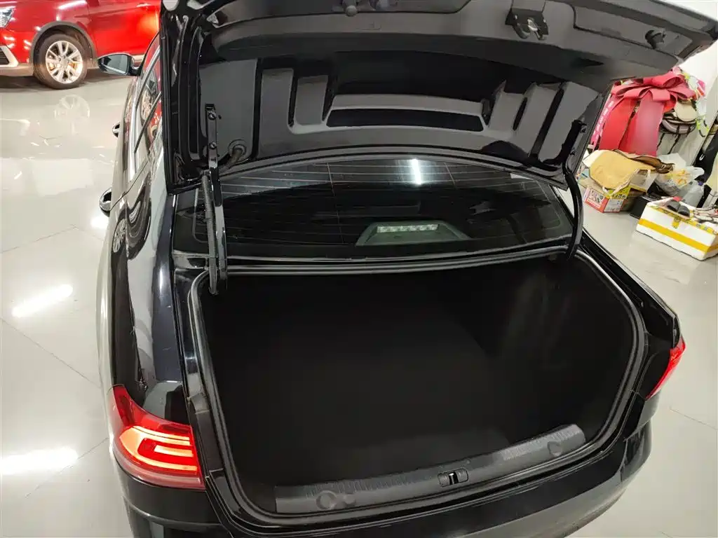 Volkswagen Lavida 2017 1.6L Manual Comfort Edition фото 19