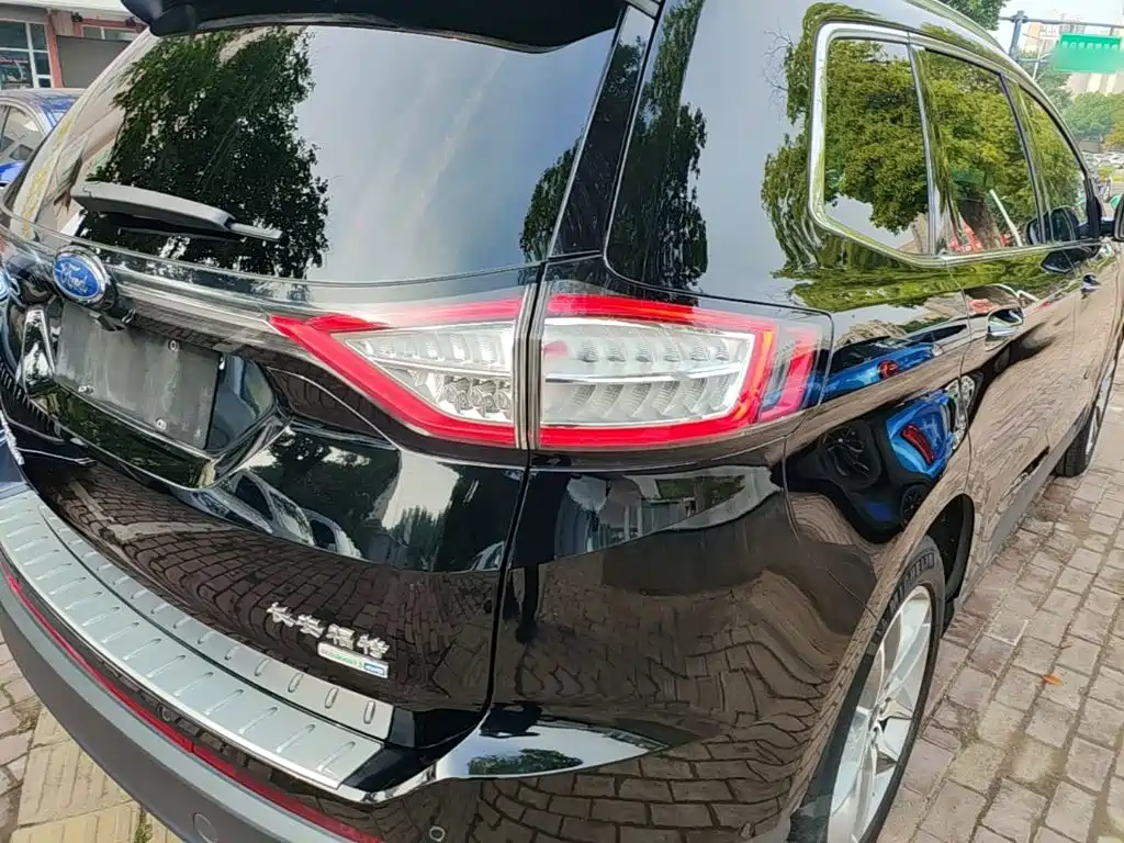 Фото 24 - Ford Edge