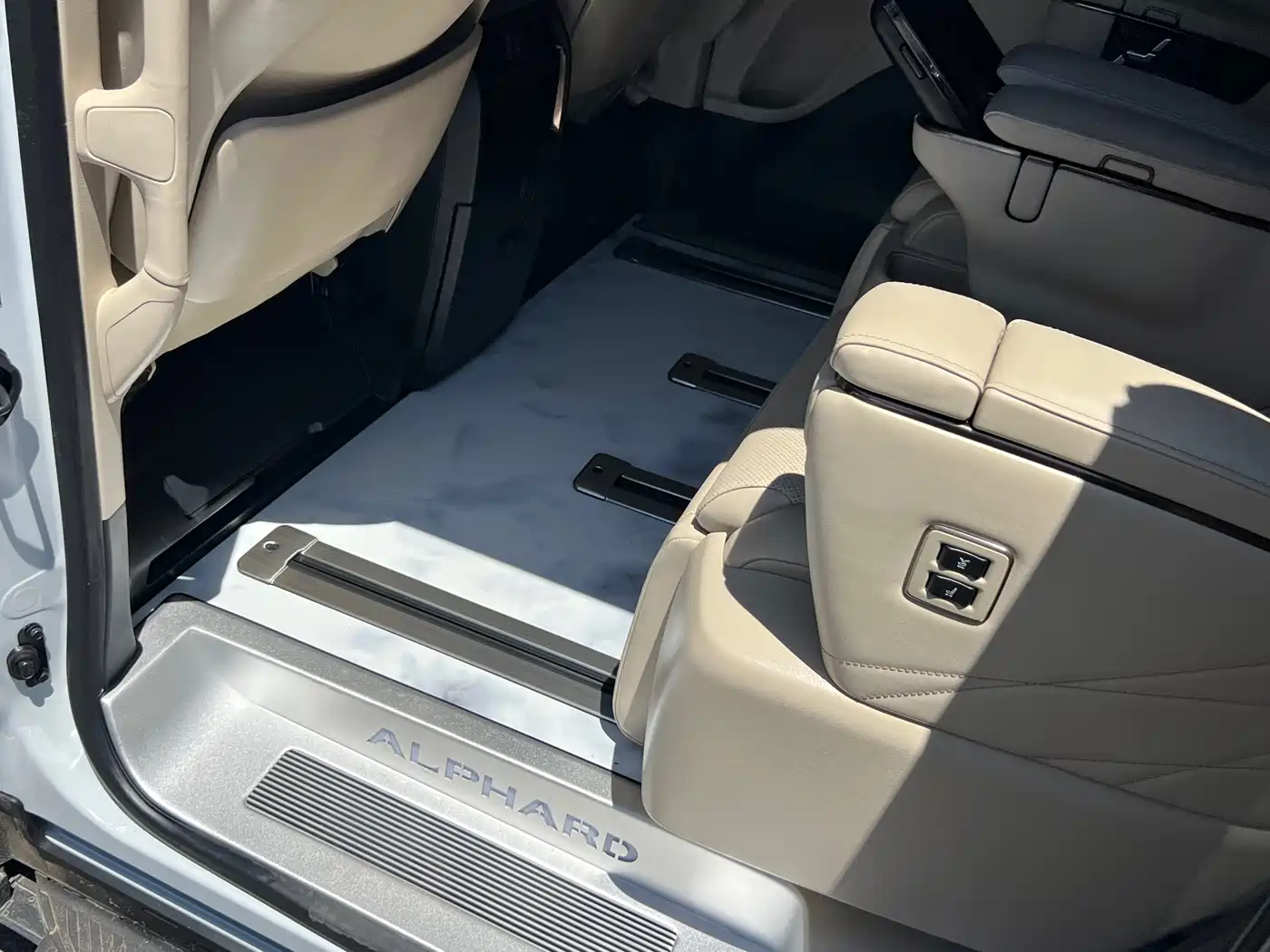 Toyota Alphard 2024 Hybrid 2.5L Ultimate Enjoyment Edition фото 8