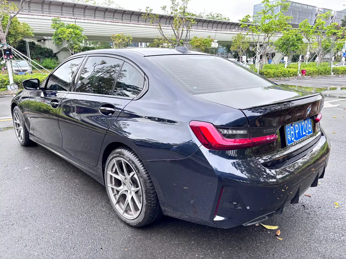 BMW 3 Series 2025 330Li M Sport Night Edition фото 4