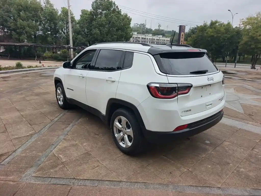 Photo 5 - Jeep Compass