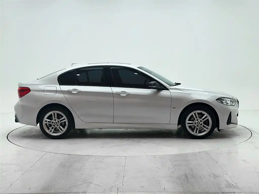 BMW 1 Series 2022 120i M Sport Shadow Edition фото 9