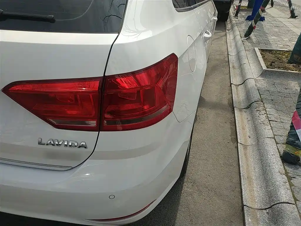 Volkswagen Lavida Tour 2017 180TSI DSG Comfort Edition фото 24