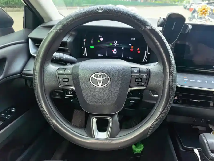 Фото 15 - Toyota Camry
