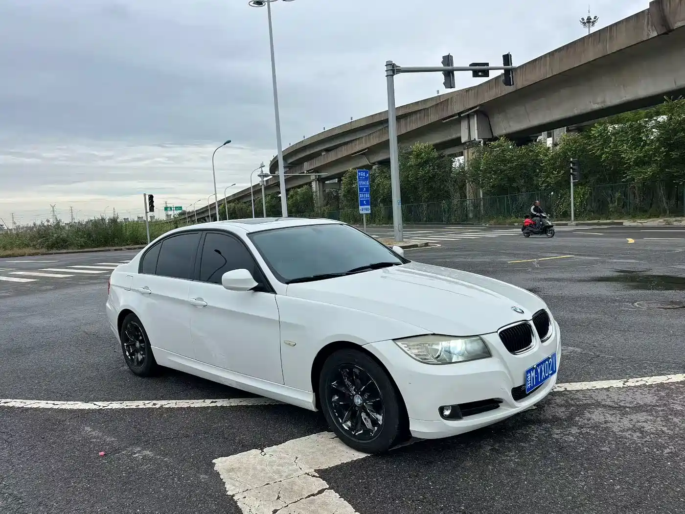 BMW 3 Series 2011 318i Leading фото 3