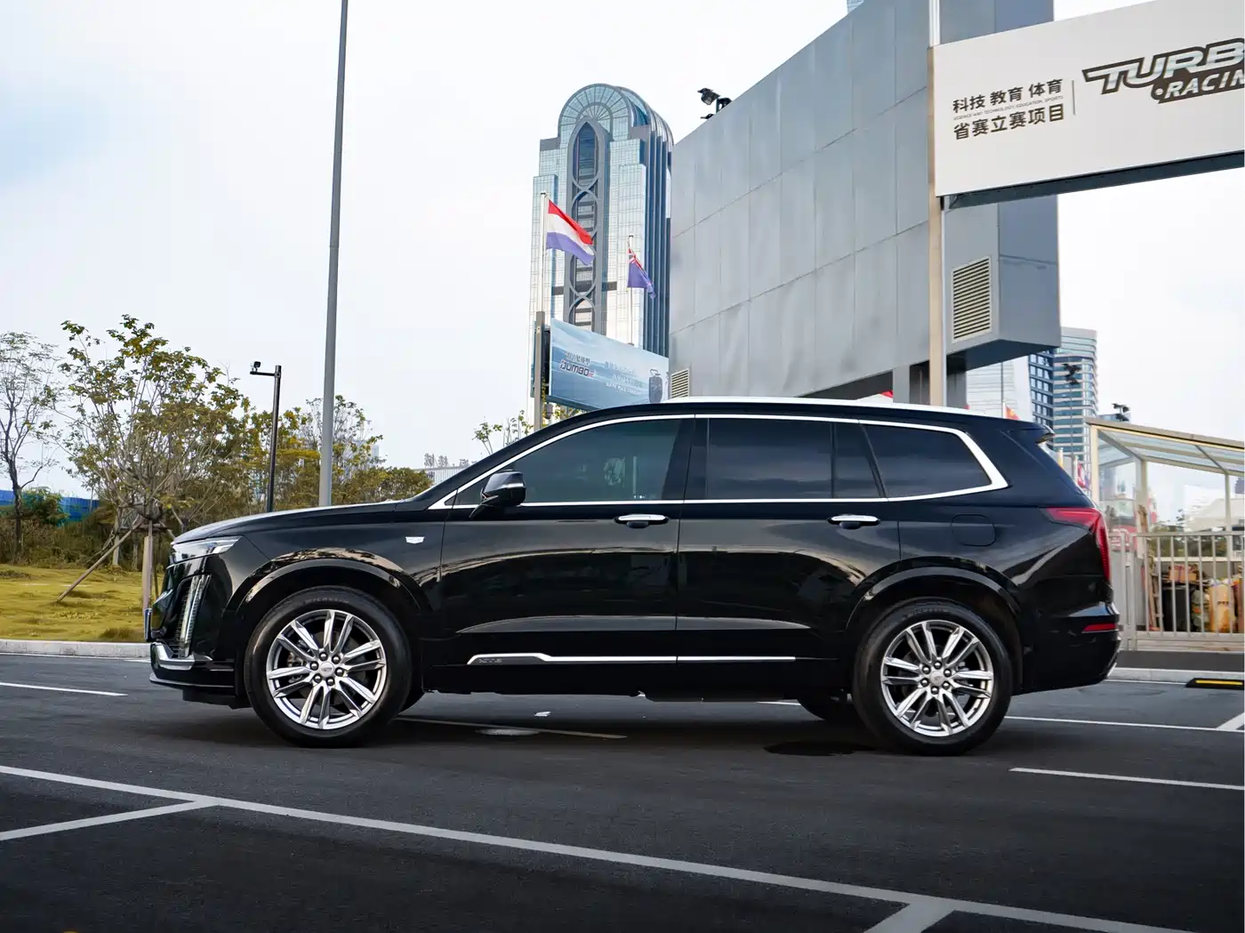 Cadillac XT6 2022 2.0T 6-Seater 4WD Luxury Edition фото 2