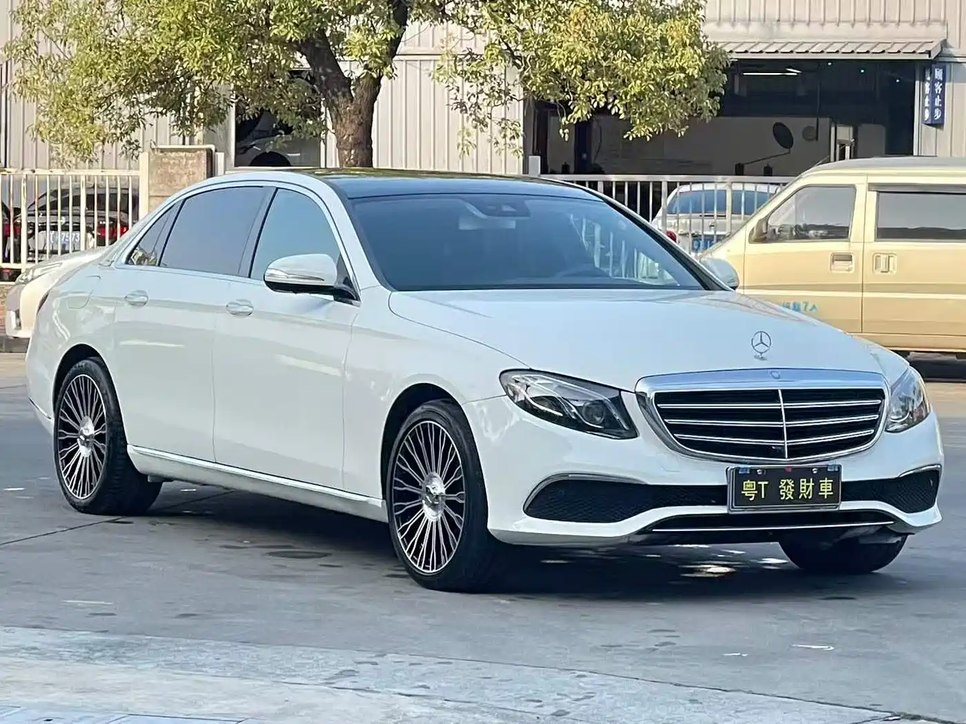 Mercedes-Benz E-Class 2017 E 300 L Luxury фото 3