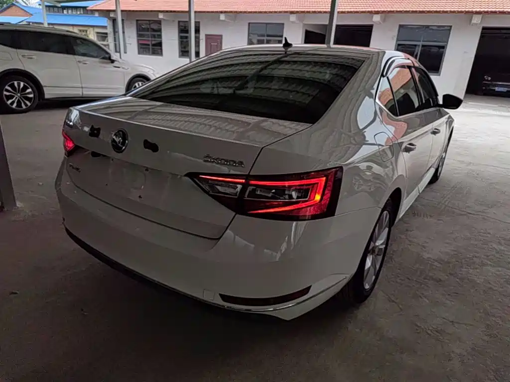 Škoda Superb 2016 TSI280 DSG Pioneer Edition фото 7