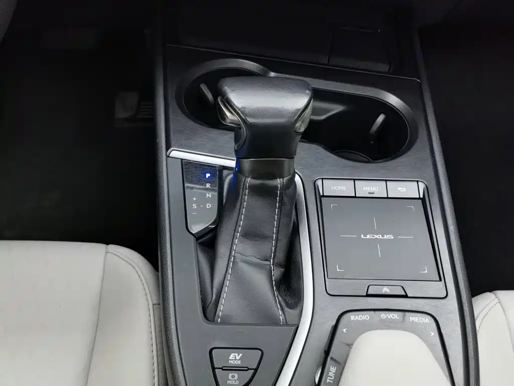 Фото 13 - Lexus UX