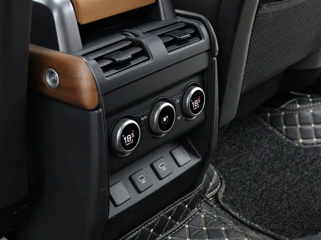 Land Rover Defender 2024 110 3.0T P400 Dark Special Edition фото 10