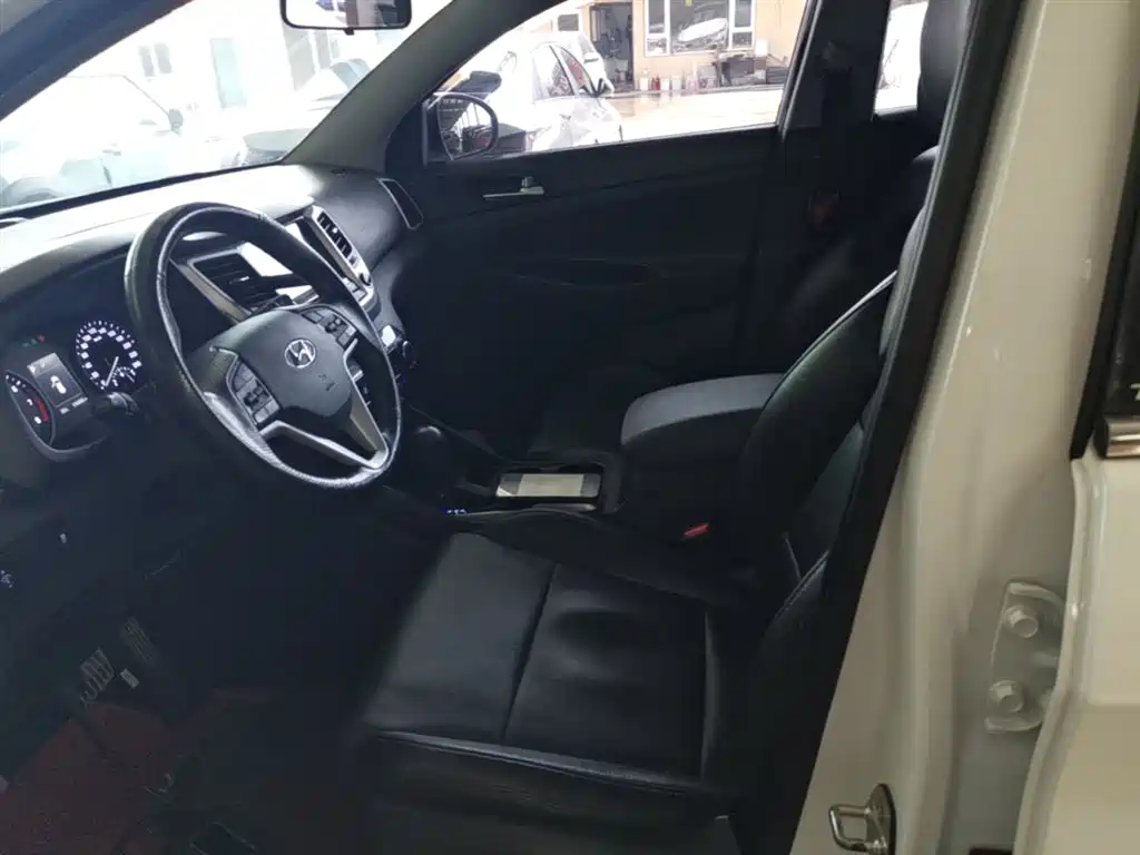 Hyundai Tucson 2018 1.6T DCT 2WD 15th Anniversary Special Edition фото 15