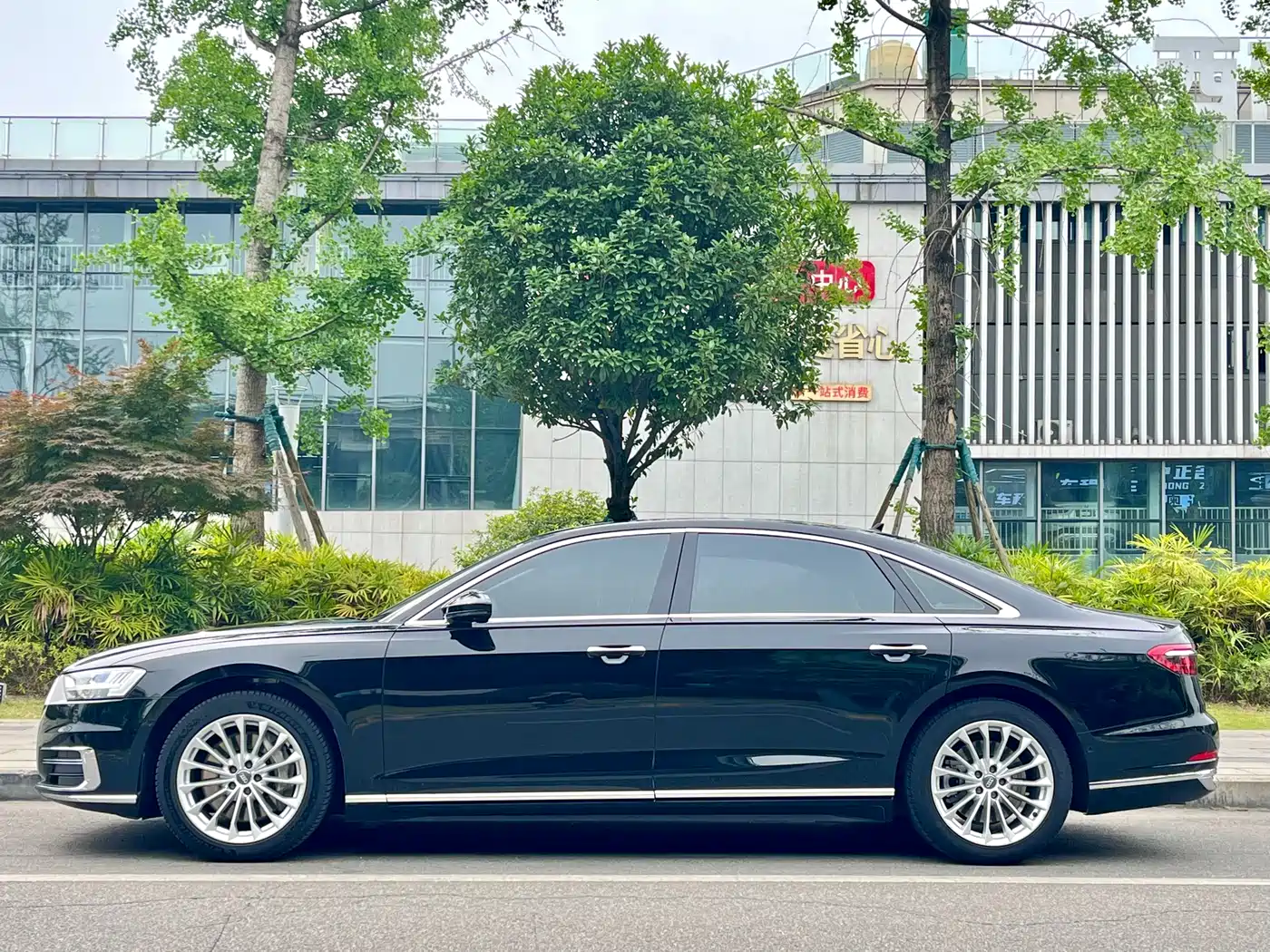 Audi A8 2018 A8L 55 TFSI quattro Launch Premium фото 3