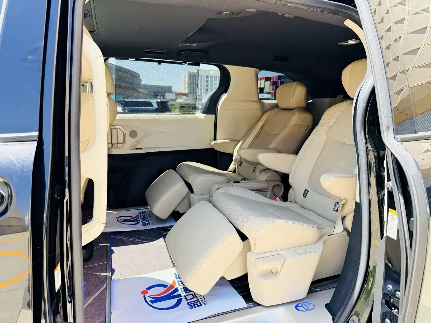 Toyota Sienna 2021 2.5L Hybrid Premium Edition фото 8