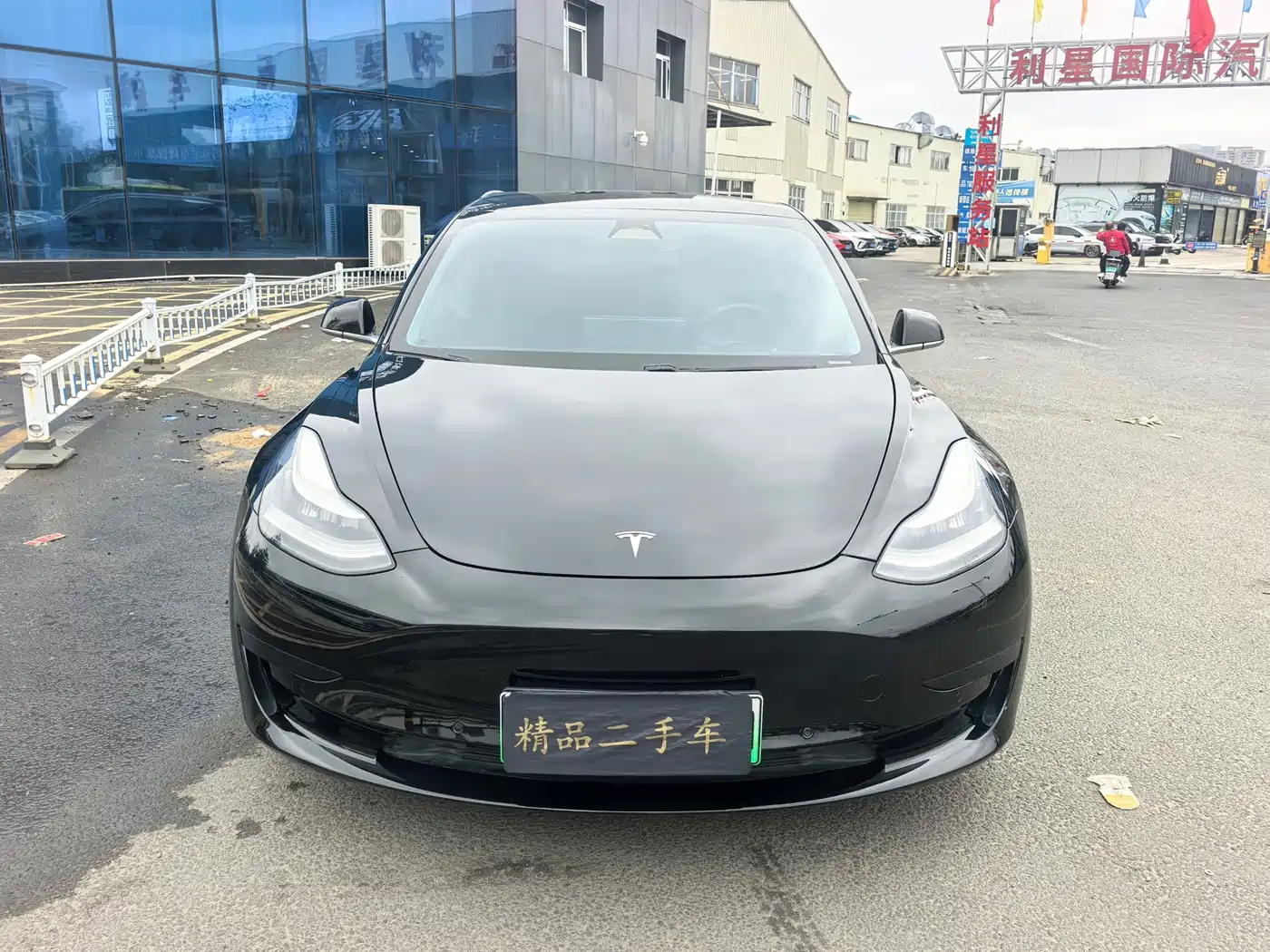 TESLA MODEL 3