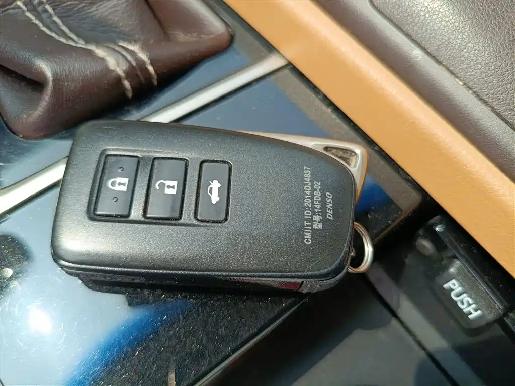 Lexus ES 2015 200 Elite Edition фото 14