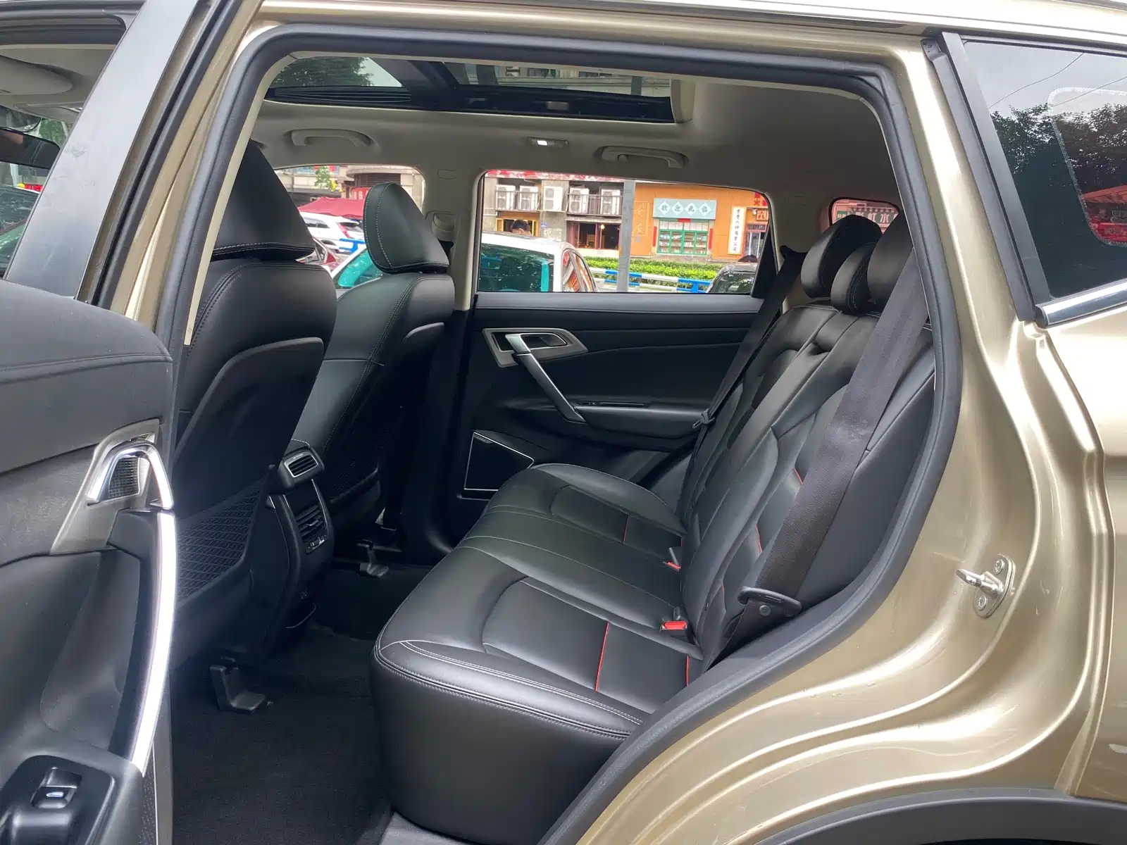 Фото 9 - Geely Atlas
