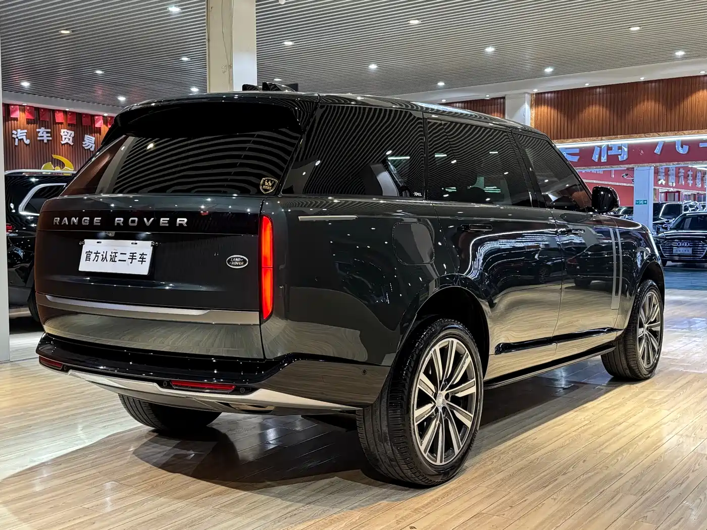 Land Rover Range Rover 2023 3.0 L6 400PS Golden Age 7-Seater Long Wheelbase фото 10