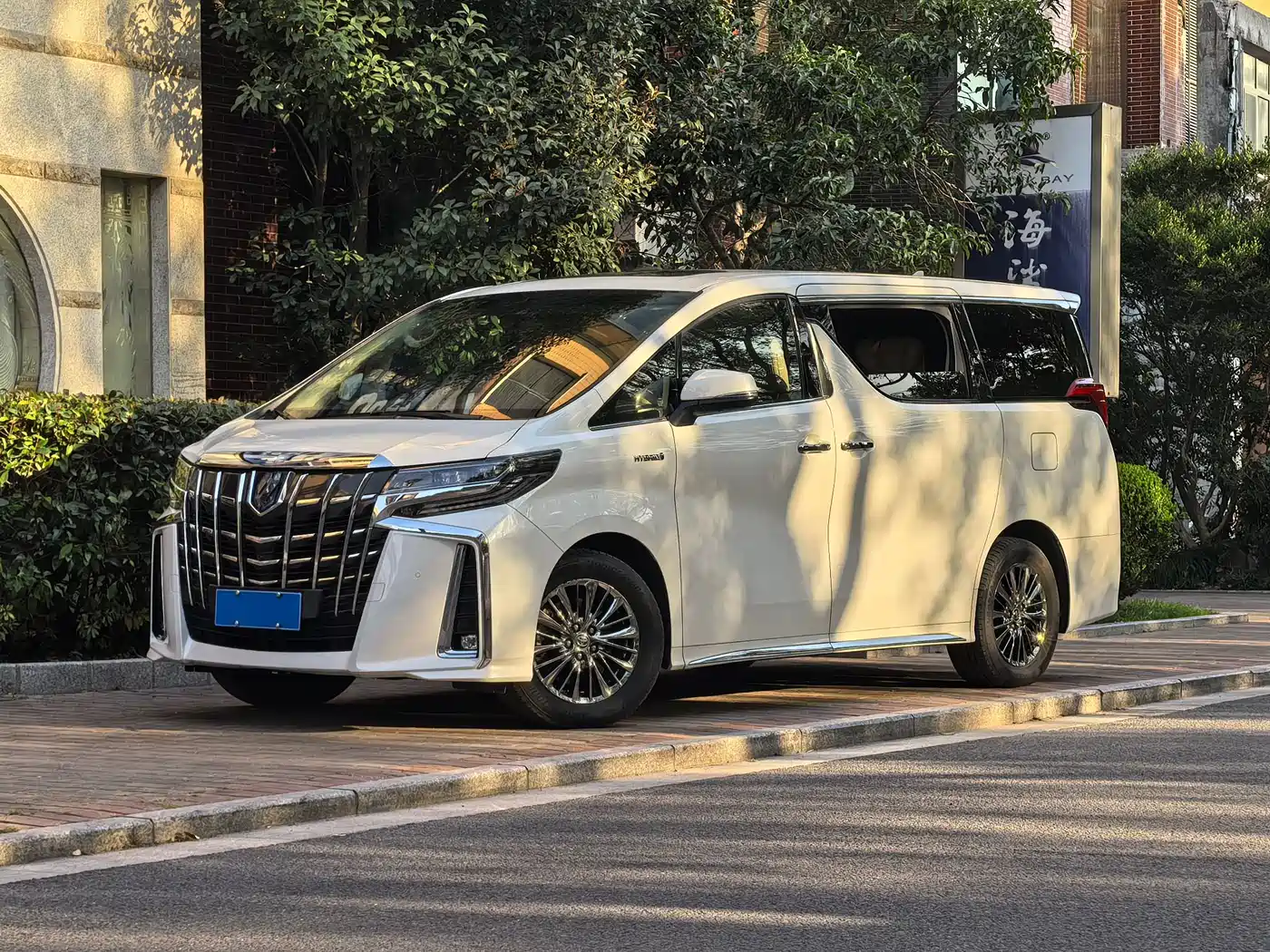Toyota Alphard 2021 Hybrid 2.5L Premium фото 27