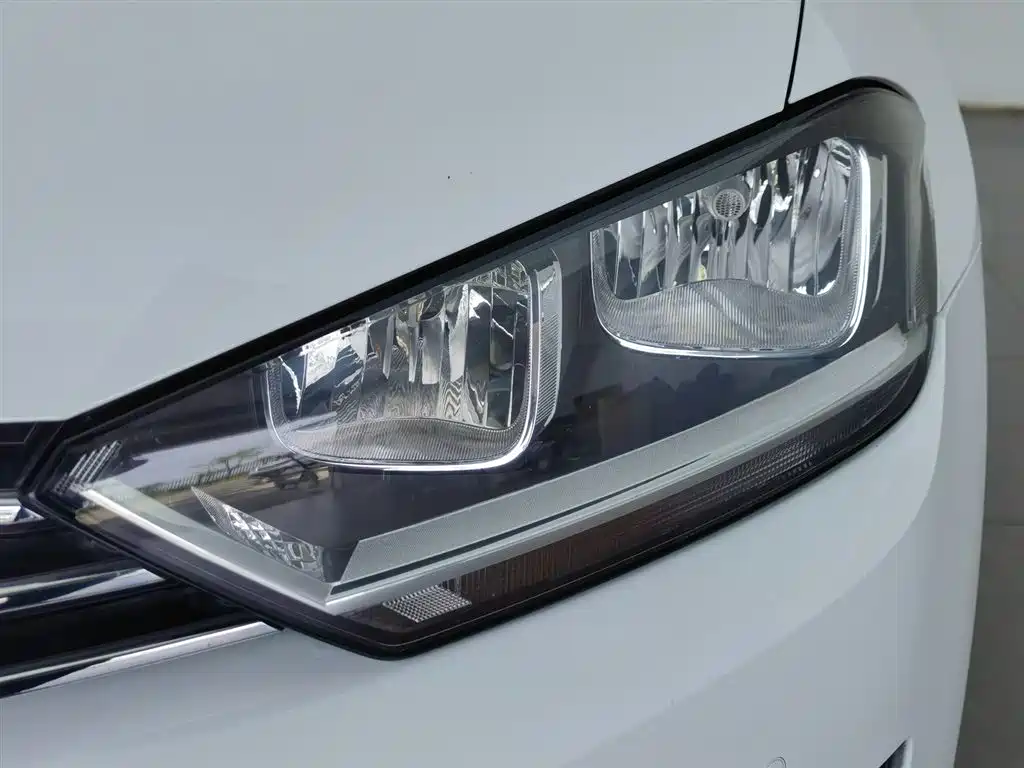 Volkswagen Golf Sportsvan 2016 230TSI Automatic Luxury фото 25