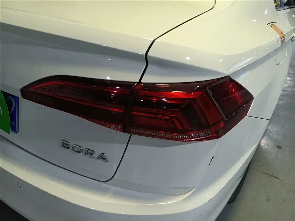 VOLKSWAGEN BORA