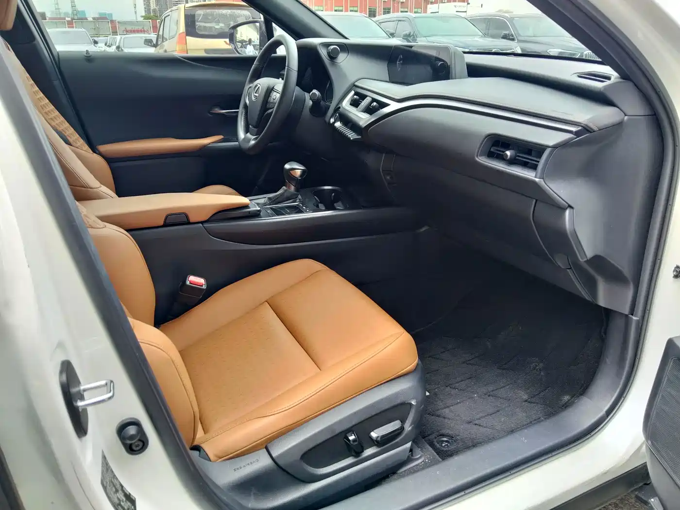 Фото 5 - Lexus UX