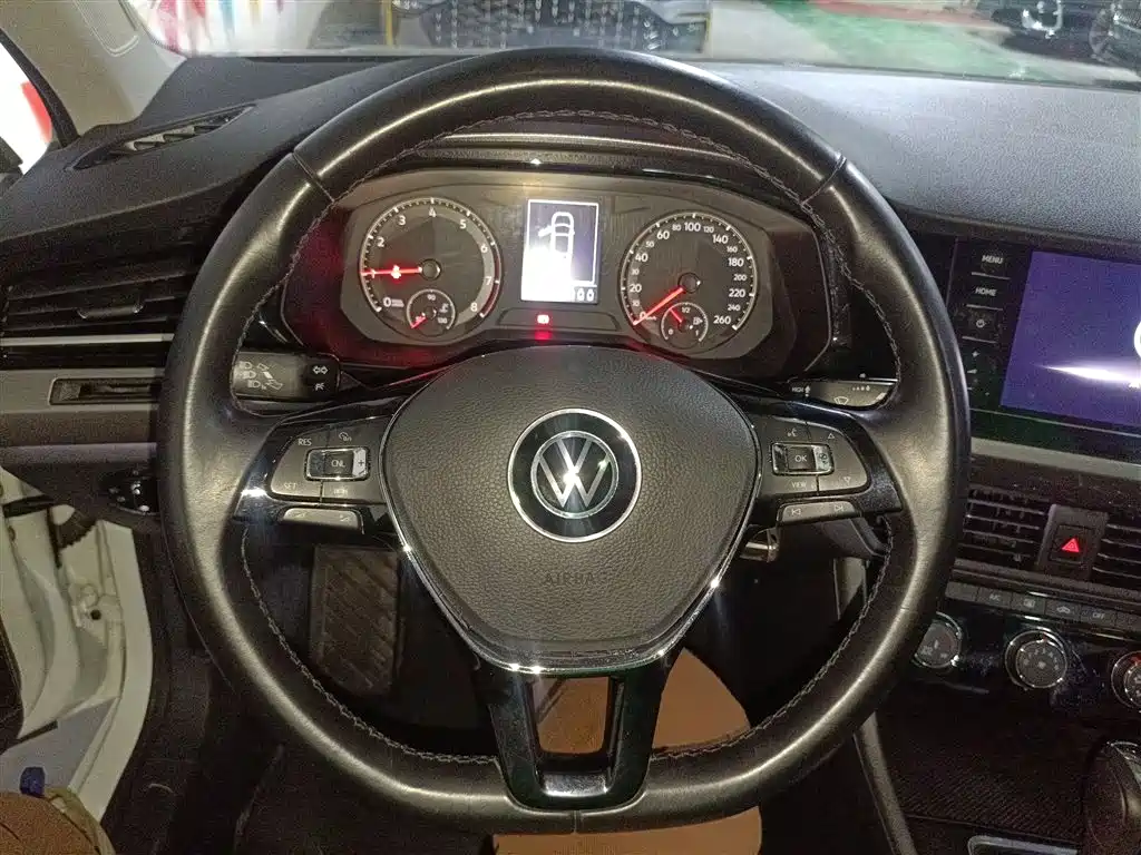 VOLKSWAGEN BORA