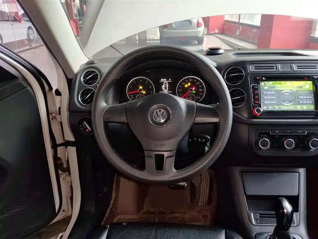 Volkswagen Tiguan 2015 1.8TSI Automatic 2WD Trendline фото 11
